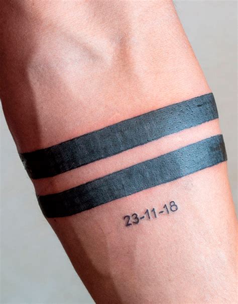 lineas en el brazo tatuaje|Tatuaje de dos líneas en el brazo: varios diseños con。